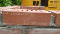Aufbau des Massiv-Steingrills im Garten durch Jrgen und Jerome (Mai 2021) 